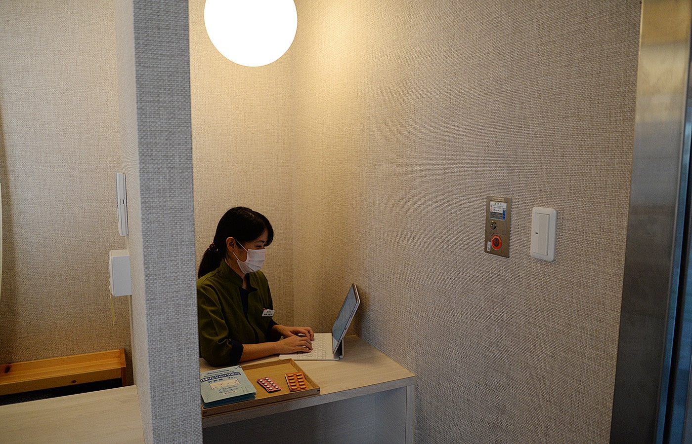 半個室のお薬受け渡しスペース